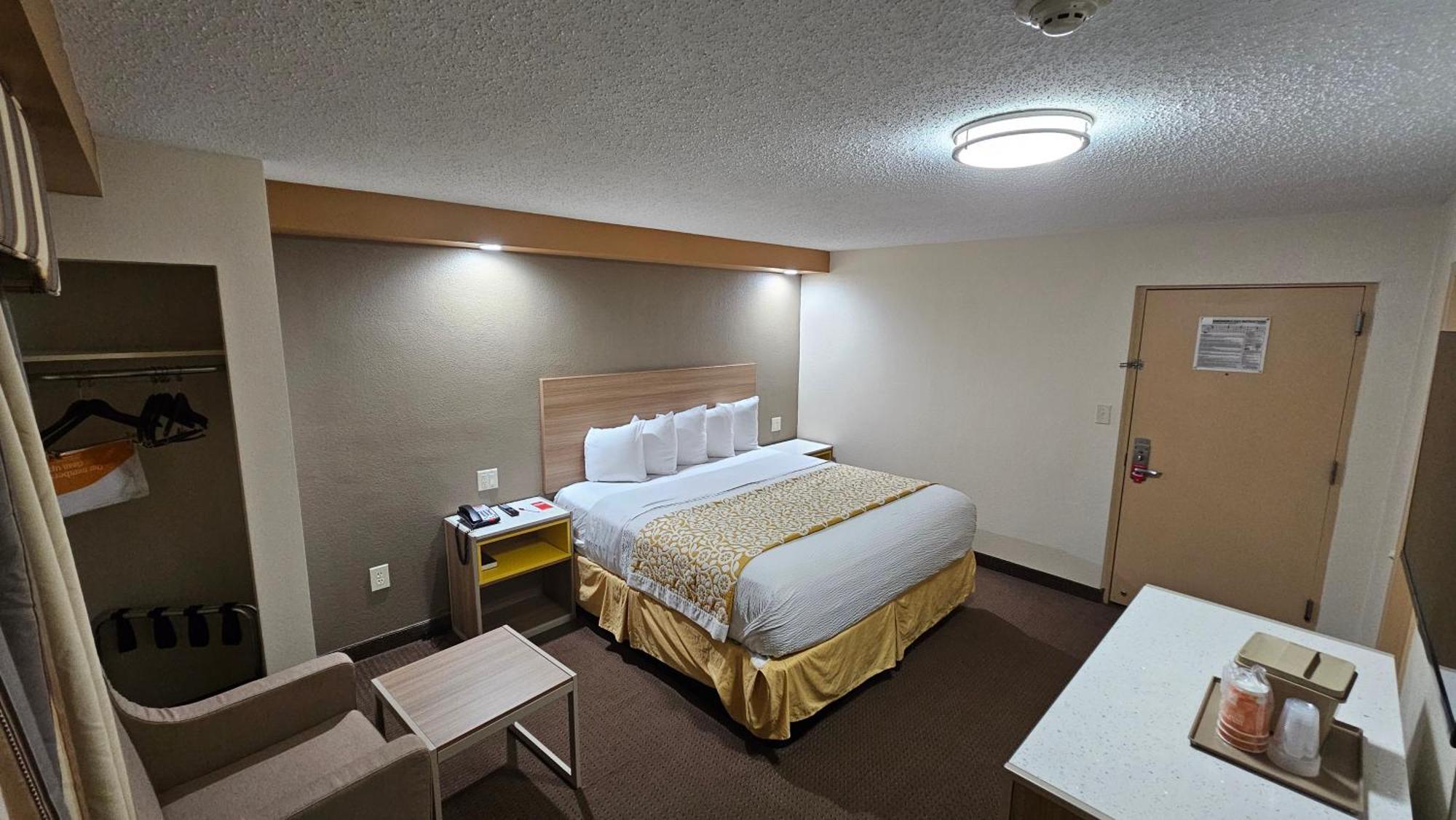 Econo Lodge Woodbridge Iselin Exterior photo