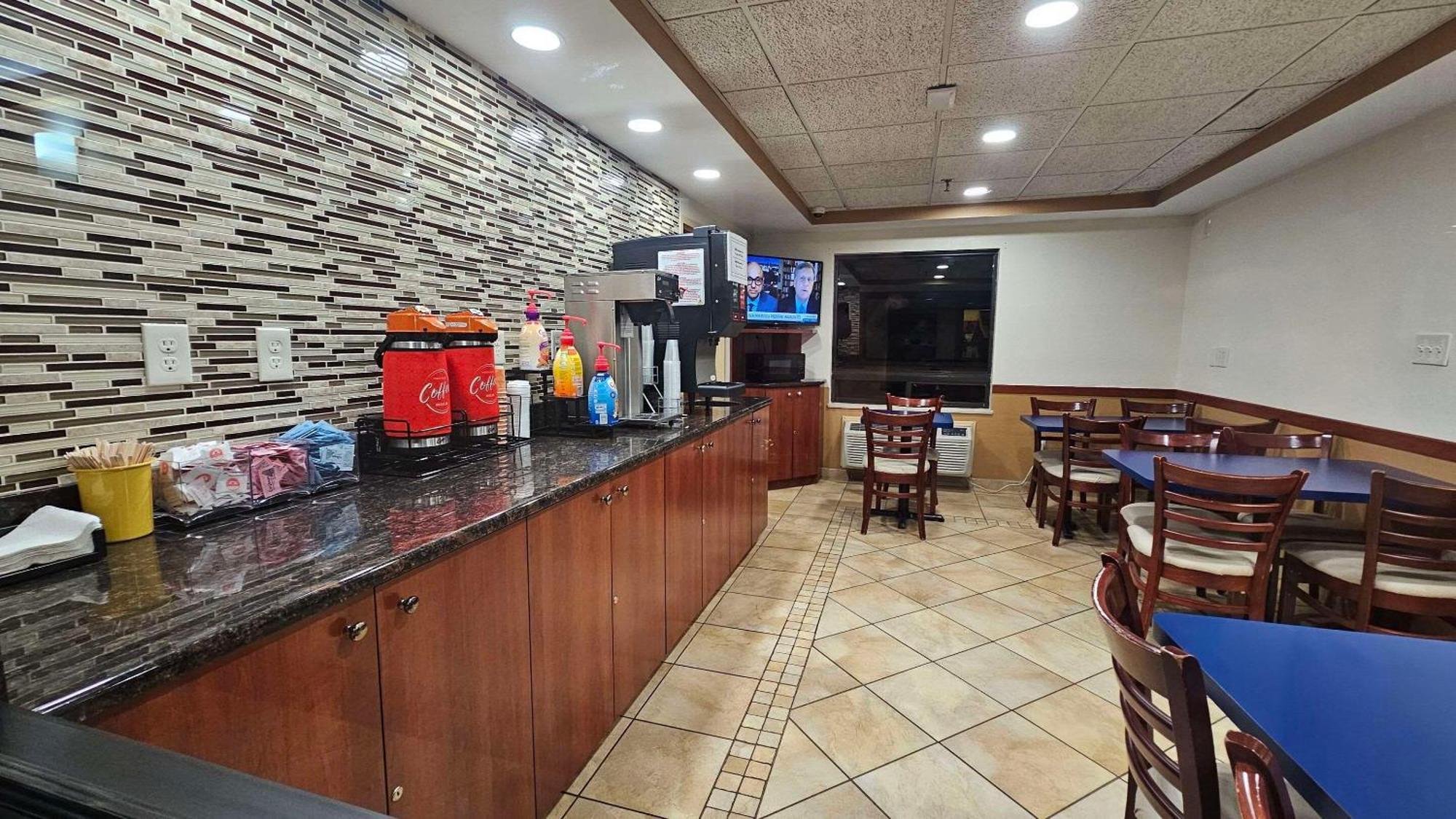 Econo Lodge Woodbridge Iselin Exterior photo