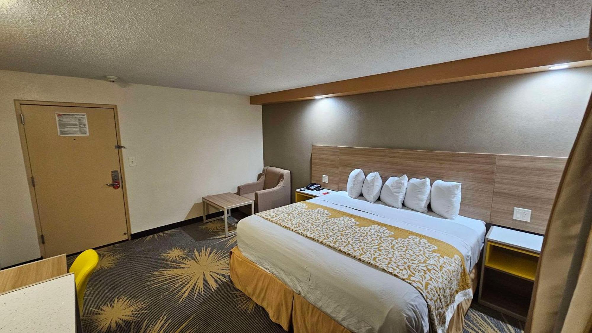 Econo Lodge Woodbridge Iselin Exterior photo