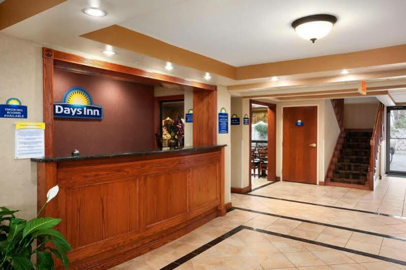 Econo Lodge Woodbridge Iselin Exterior photo